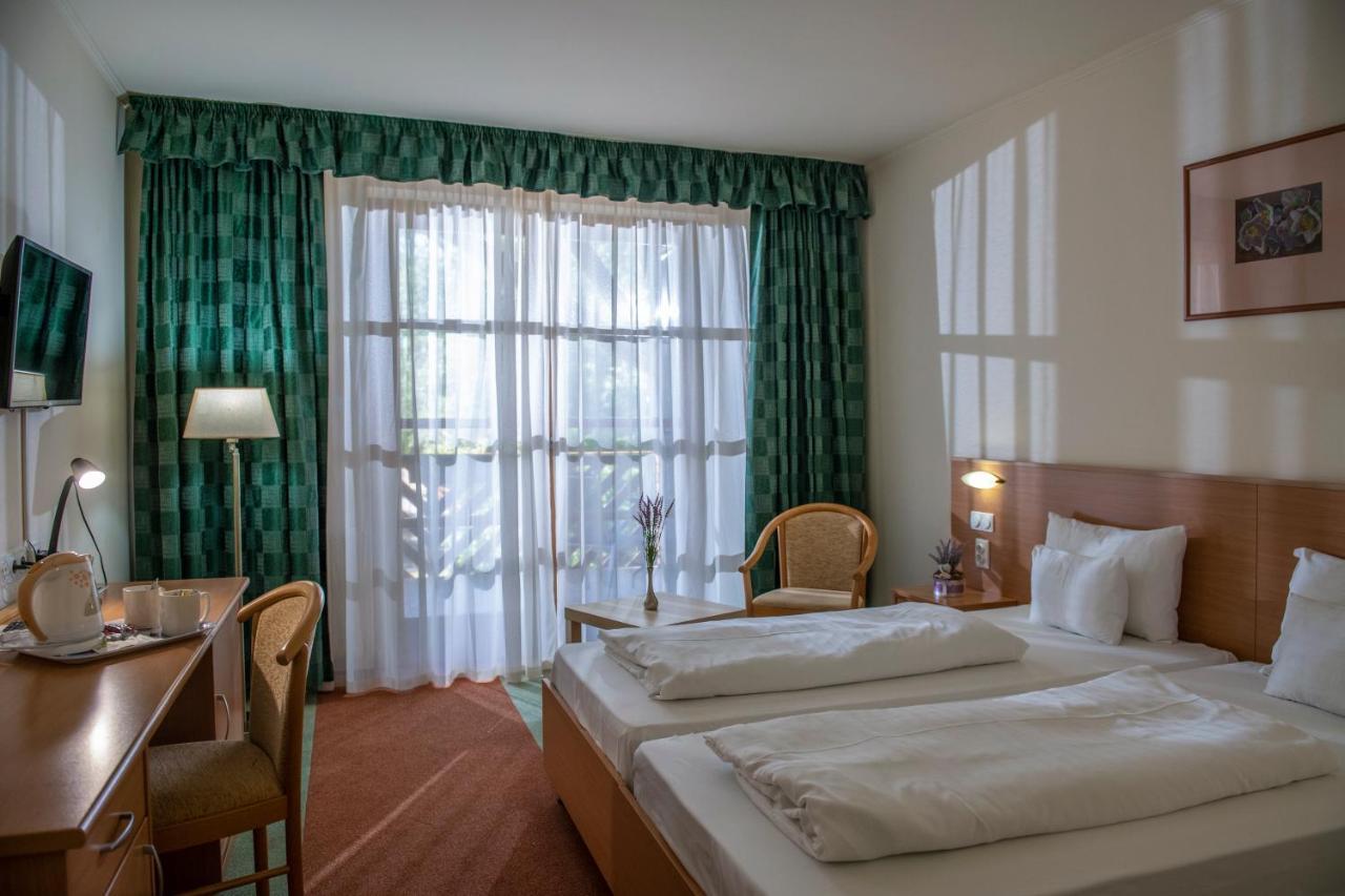 Zichy Park Hotel Bikacs Экстерьер фото