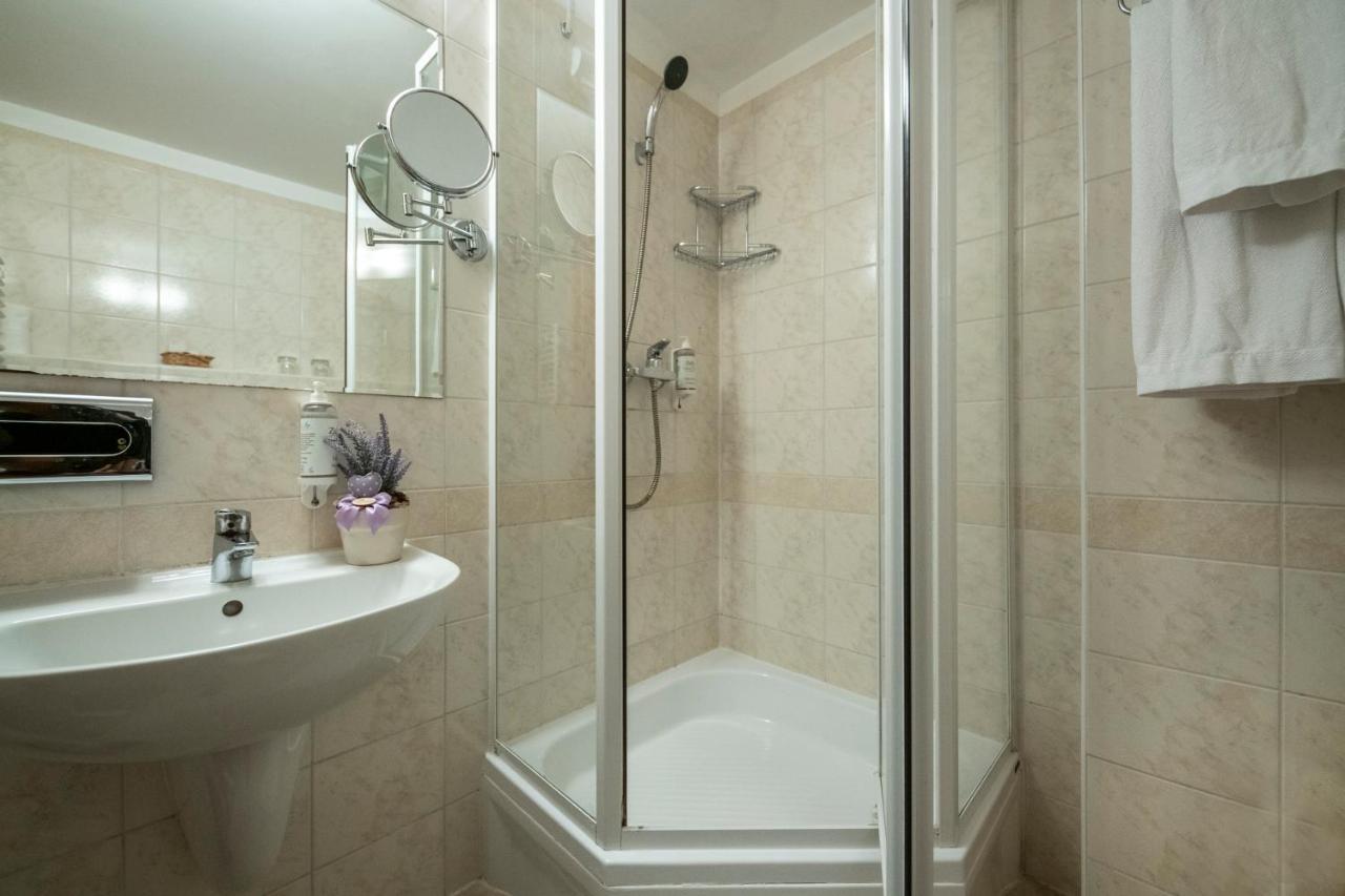 Zichy Park Hotel Bikacs Экстерьер фото
