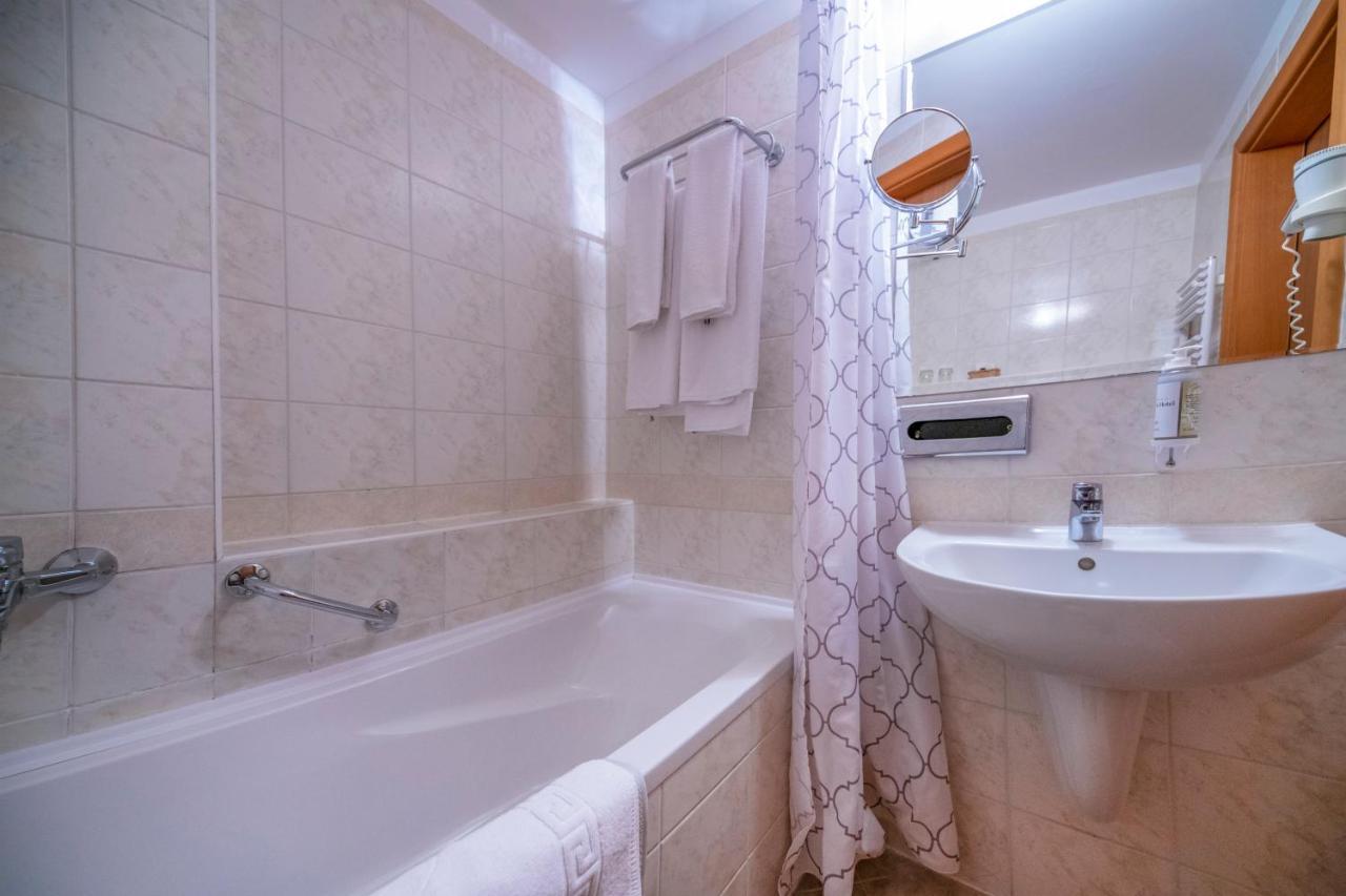 Zichy Park Hotel Bikacs Экстерьер фото