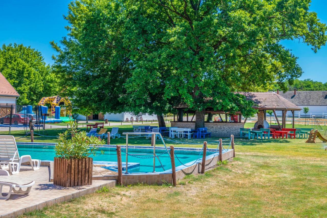 Zichy Park Hotel Bikacs Экстерьер фото