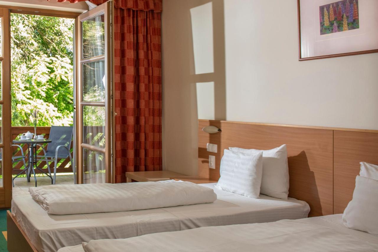 Zichy Park Hotel Bikacs Экстерьер фото