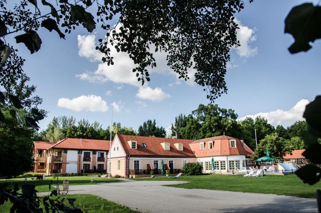 Zichy Park Hotel Bikacs Экстерьер фото