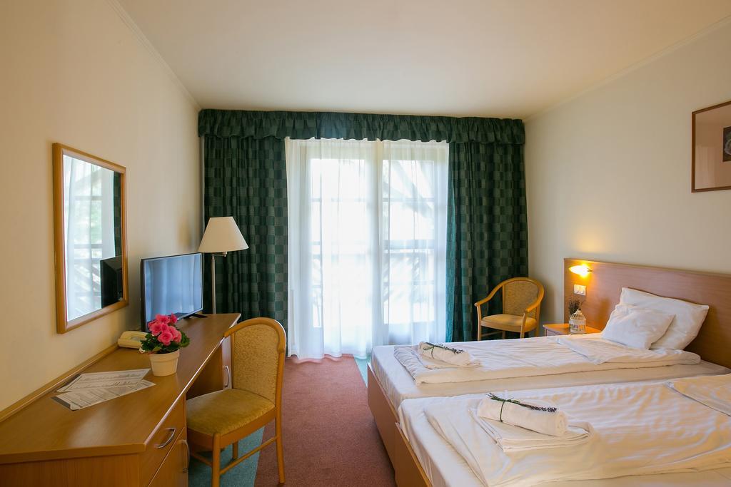 Zichy Park Hotel Bikacs Экстерьер фото