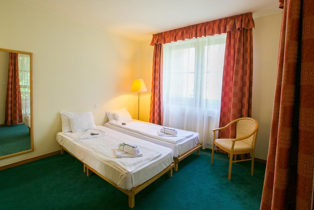Zichy Park Hotel Bikacs Экстерьер фото