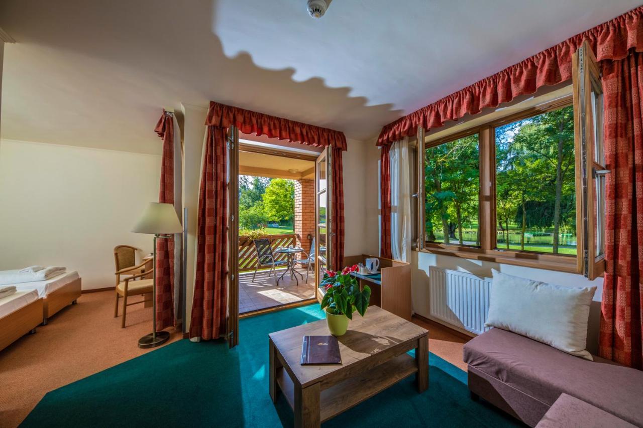 Zichy Park Hotel Bikacs Экстерьер фото
